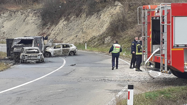 Однели новац, па спалили трагове: У филмској пљачки код Лепосавића похарано возило фирме Хендерсон
